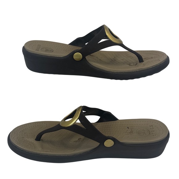 Crocs Sanrah Women's 10 Black Gold Circle Wedge Flip Flop Sandals Comfort - Picture 3 of 6